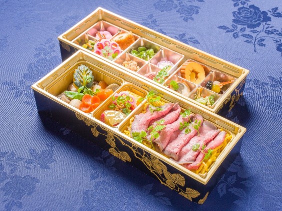 【280mlペット茶付き】特選牛ローストビーフの肉チラシ寿司と16種の副菜【特別二段重】