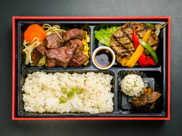 やわらか牛ハラミのサイコロステーキと直火網焼きステーキハンバーグのダブルメイン