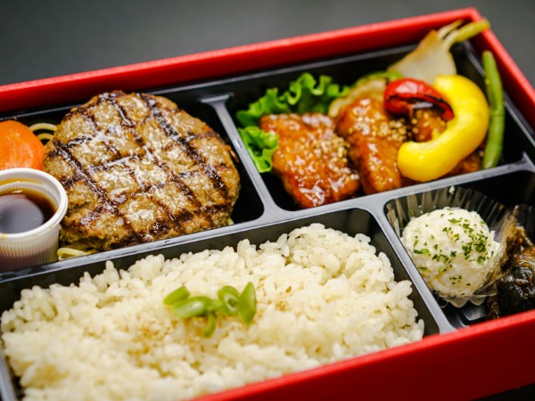 直火網焼きステーキハンバーグと特製ポークフリットのダブルメイン