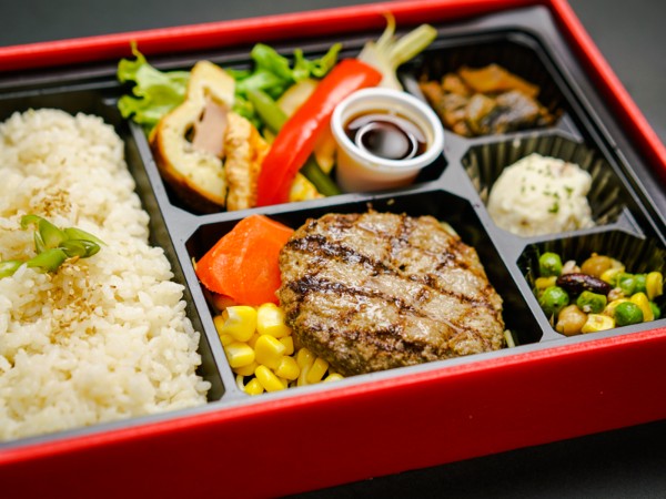 選べる4種のソースに直火網焼きステーキハンバーグとオードブル