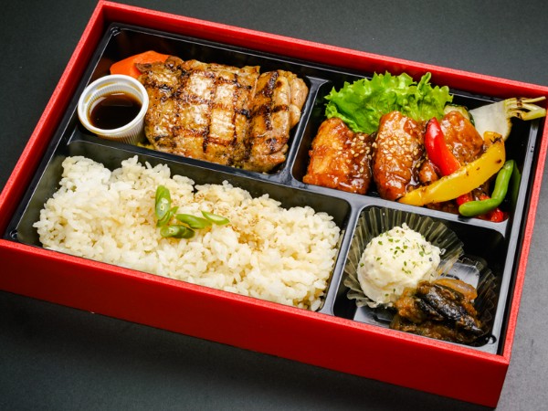 グリル・ド・チキンと特製ポークフリットのダブルメイン