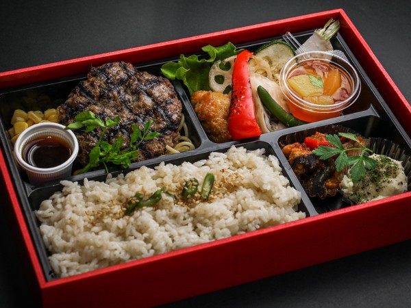 直火網焼きステーキハンバーグのフルーツジュレ添え