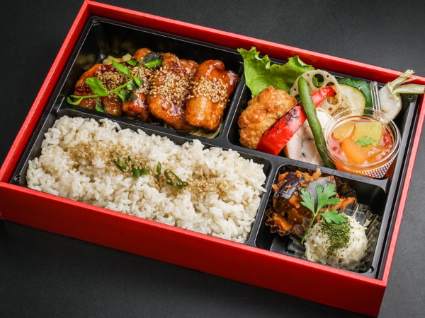 甘辛ソースの特製厚切りポークフリットのフルーツジュレ添え