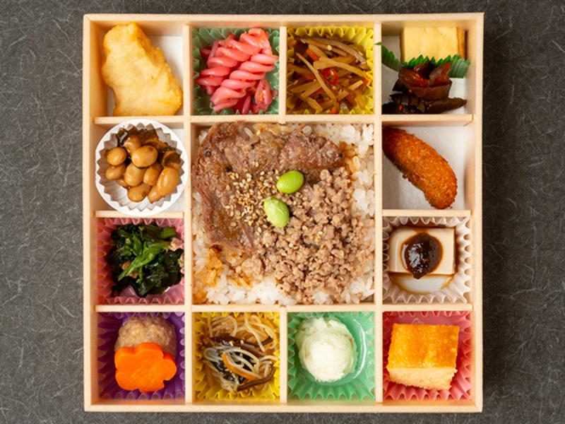 牛ステーキとそぼろの宝箱弁当