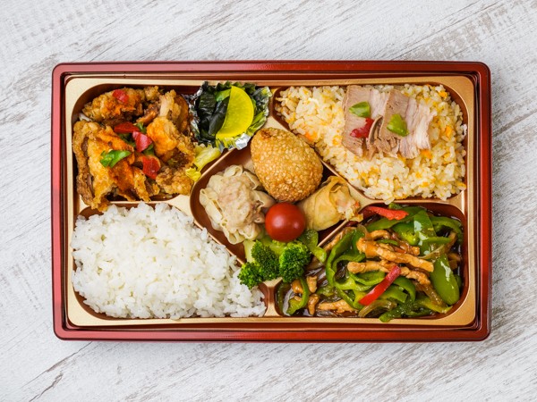 【豪華！】油淋鶏＆青椒肉絲いろどり弁当
