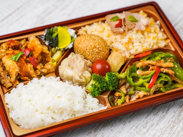 【豪華！】油淋鶏＆青椒肉絲いろどり弁当
