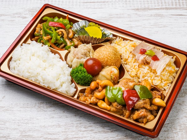 【豪華！】青椒肉絲＆鶏のカシューナッツ炒めいろどり弁当
