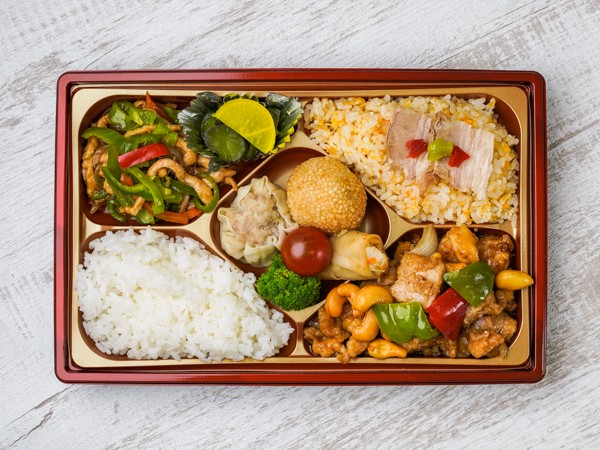 【豪華！】青椒肉絲＆鶏のカシューナッツ炒めいろどり弁当