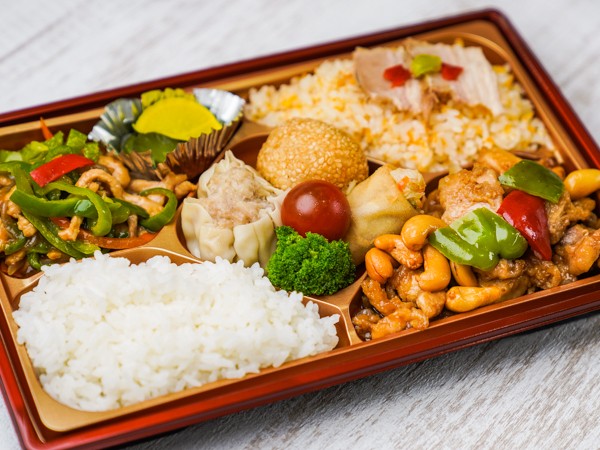 【豪華！】青椒肉絲＆鶏のカシューナッツ炒めいろどり弁当