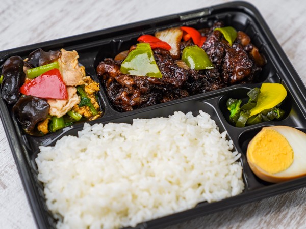 【イイ値！】鶏の黒酢ソース＆木須肉弁当