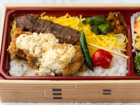 【炭火焼き牛串1本弁当】チキン南蛮