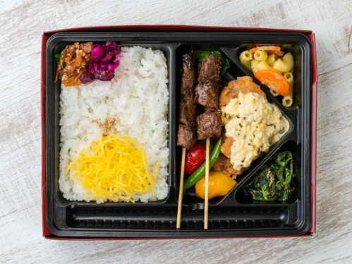 【炭火焼き牛串2本弁当】チキン南蛮