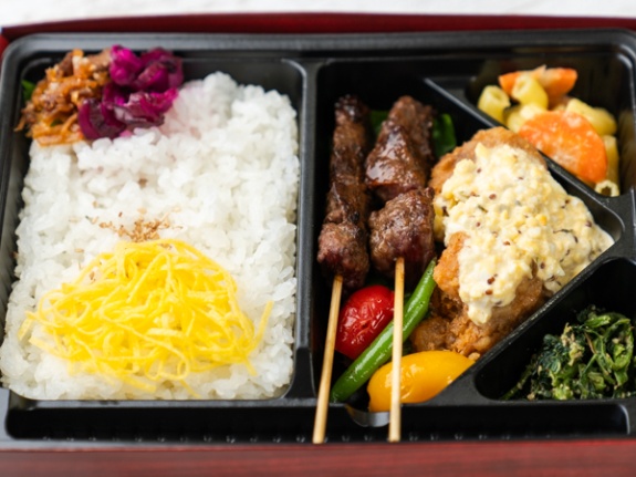 【炭火焼き牛串2本弁当】チキン南蛮