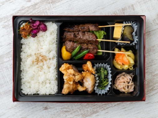 【炭火焼き牛串2本弁当】唐揚げ