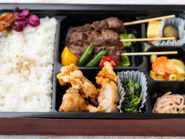 【炭火焼き牛串2本弁当】唐揚げ