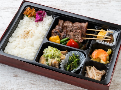 【炭火焼き牛串3本弁当】炭火焼き鶏の葱ダレがけ