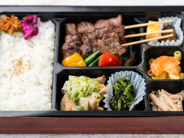 【炭火焼き牛串3本弁当】炭火焼き鶏の葱ダレがけ