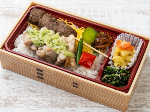 【炭火焼き牛串1本弁当】炭火焼き鶏の葱ダレがけ