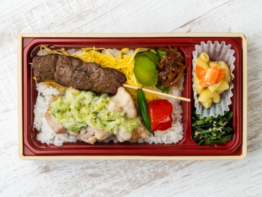 【炭火焼き牛串1本弁当】炭火焼き鶏の葱ダレがけ